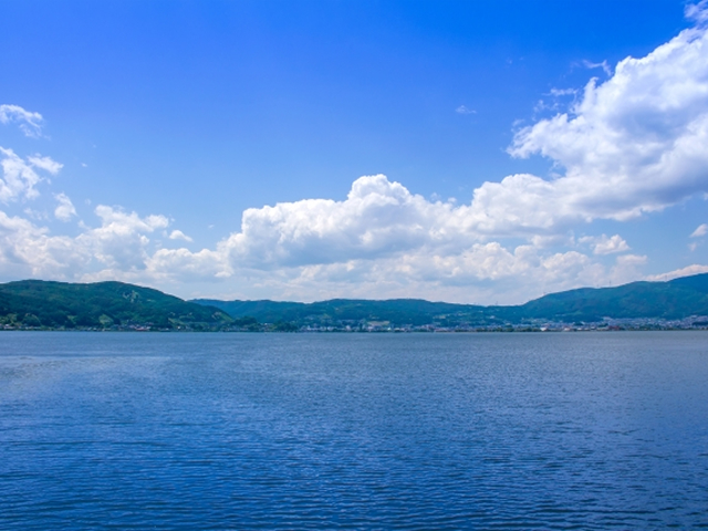 長野県諏訪湖の画像（本社所在地の風景）